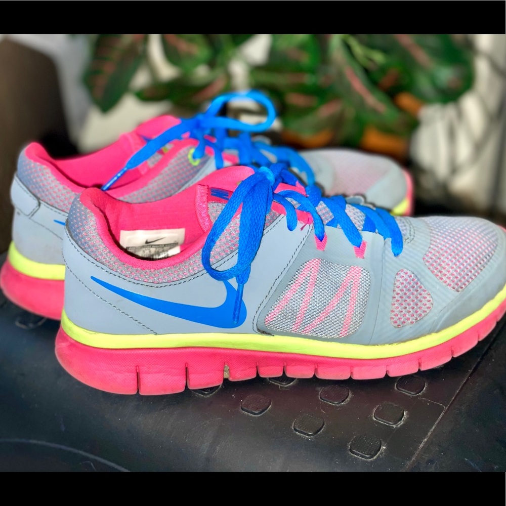 Nike Women’s Awesome Sneakers like new!! SZ 8